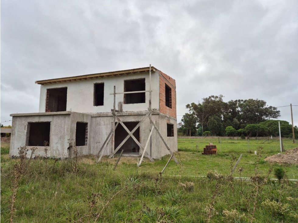 VENTA CASA DE 100 MTS A TERMINAR SOBRE LOTE DE 300 MTS EN CHAPADMALAL — foto 2
