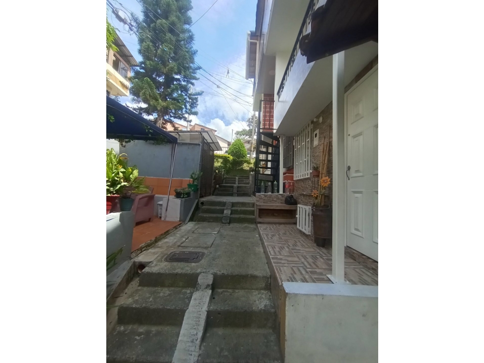 Venta CASA de 2 NIVELES en ROBLEDO TULIPANES con terraza