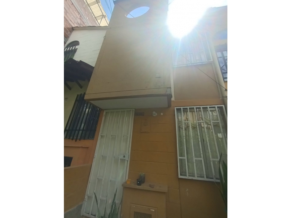 Venta CASA de 2 NIVELES en ROBLEDO TULIPANES con terraza — foto 2