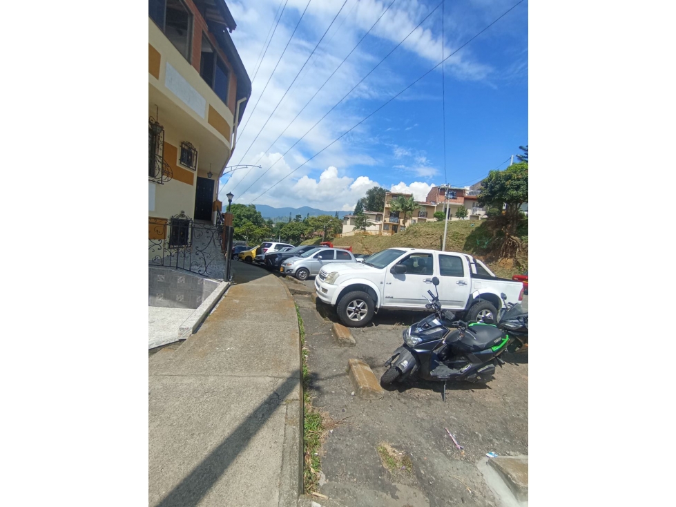 Venta CASA de 2 NIVELES en ROBLEDO TULIPANES con terraza — foto 3