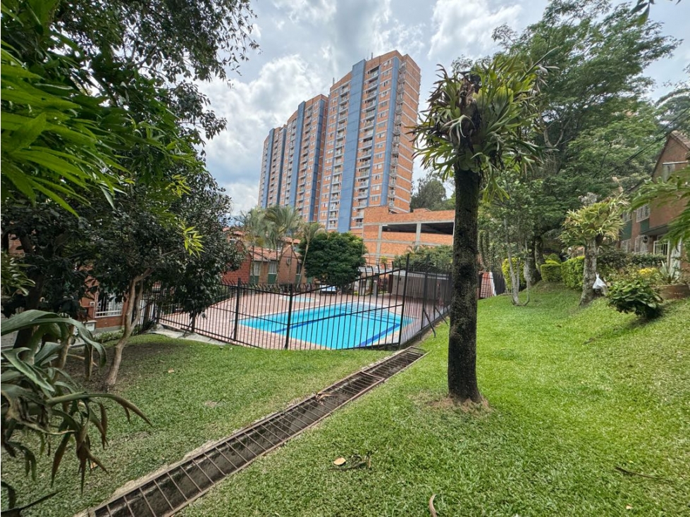 Venta CASA de 3 pisos en BELÉN RODEO ALTO