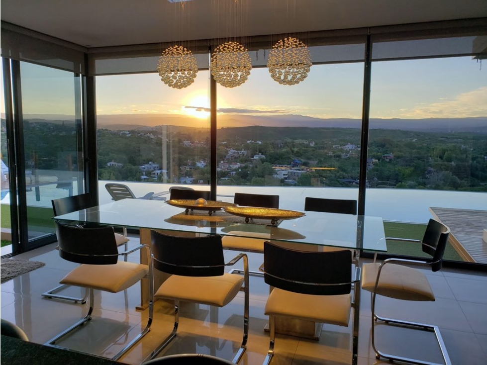 VENTA CASA DE CATEGORÍA EN VILLA CARLOS PAZ