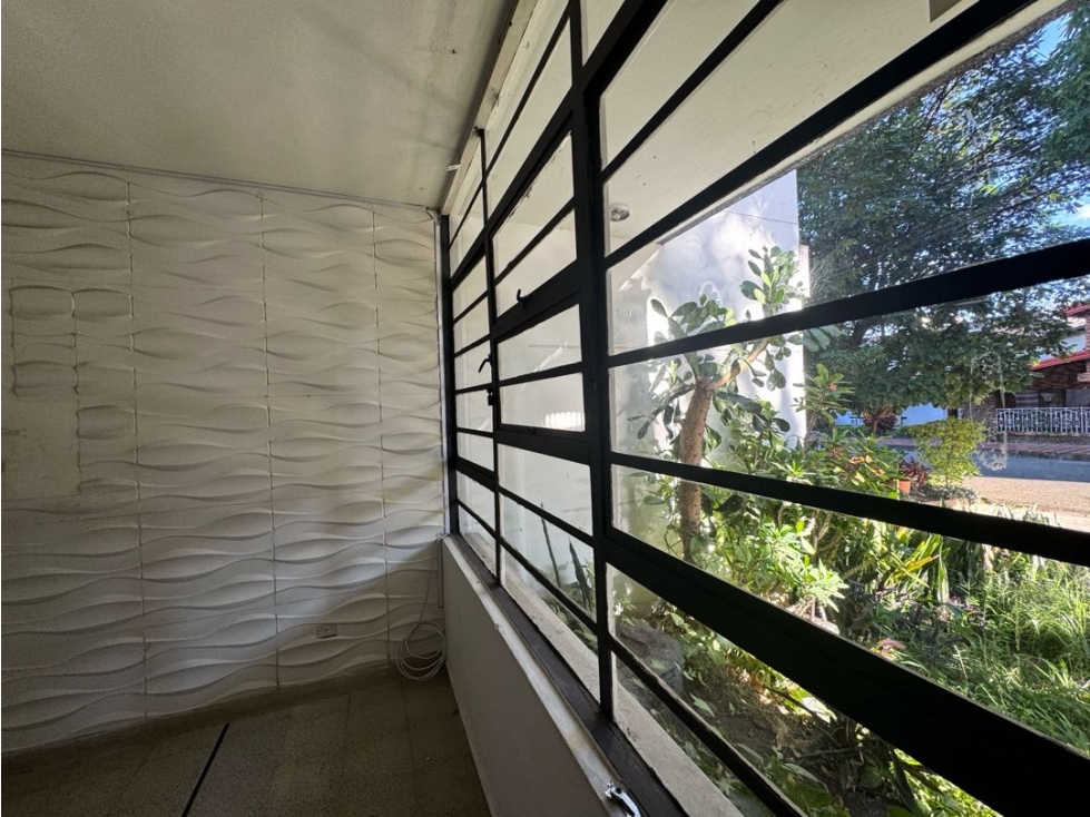 Venta casa de dos niveles en Laureles, Los Colores. La Cuarta Brigada. - 2