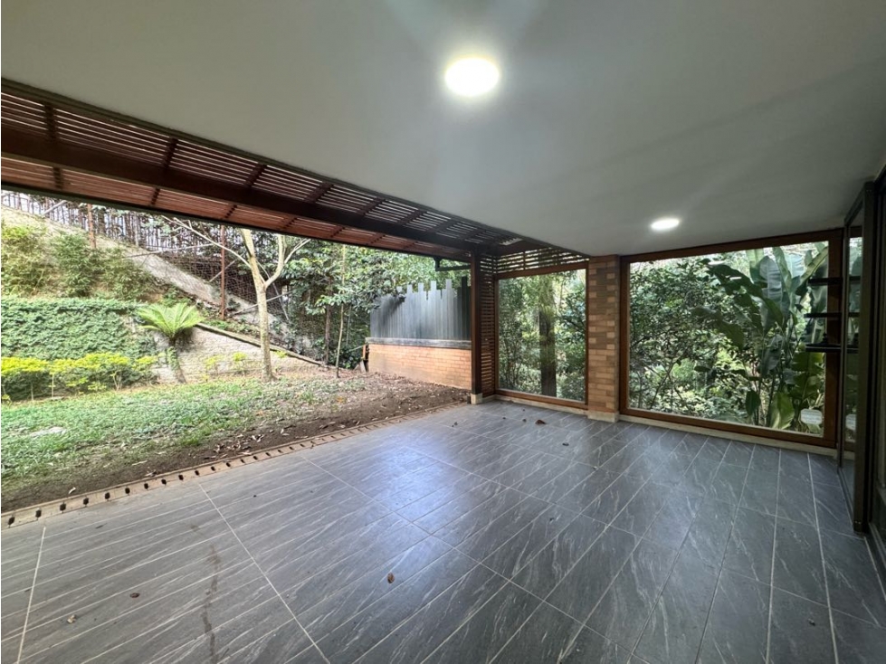 Venta casa. Envigado, Benedictinos. Unidad cerrada. Piscina.