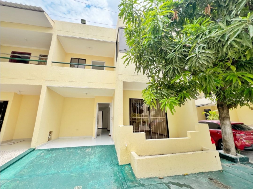 Venta Casa de Dos Niveles y amplios espacios en Villas de la Victoria