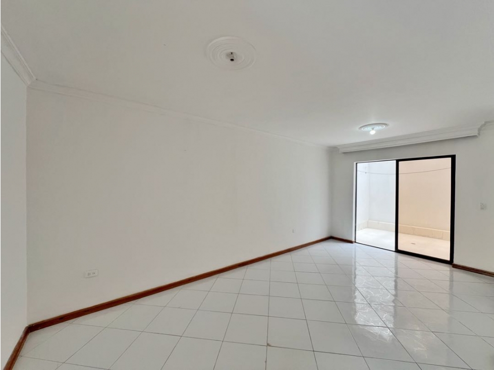 Venta Casa de Dos Niveles y amplios espacios en Villas de la Victoria — foto 2