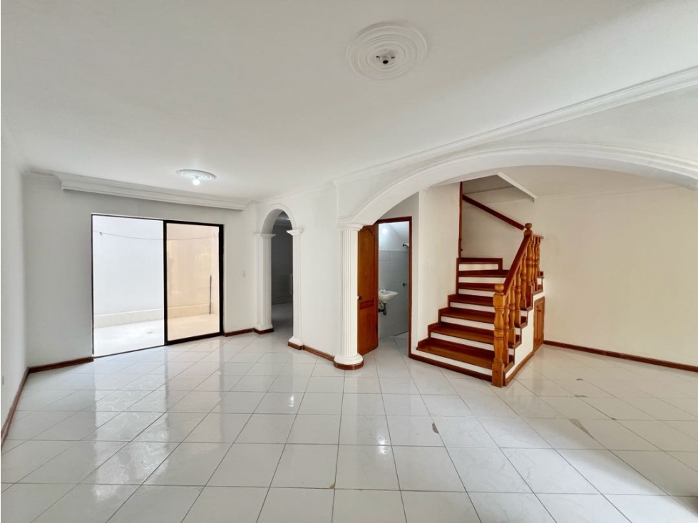 Venta Casa de Dos Niveles y amplios espacios en Villas de la Victoria — foto 3