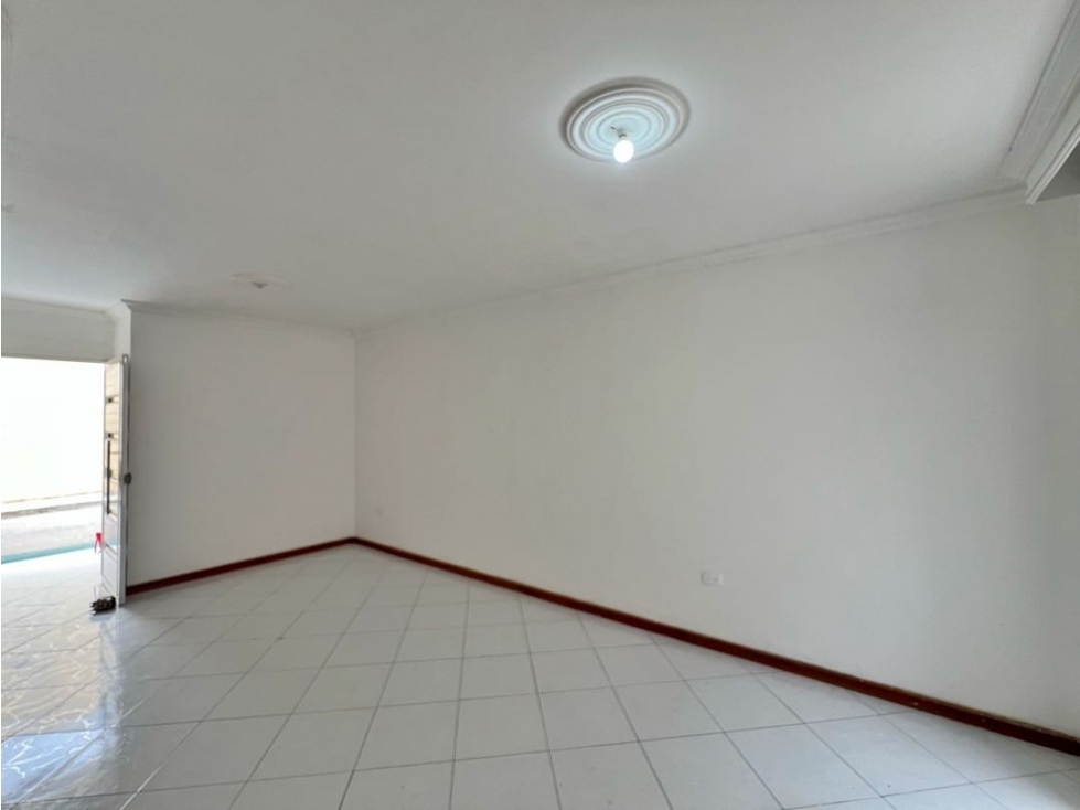 Venta Casa de Dos Niveles y amplios espacios en Villas de la Victoria — foto 4