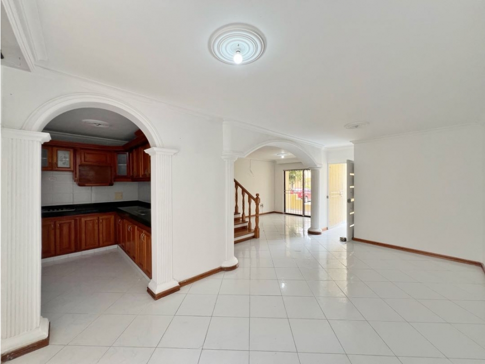 Venta Casa de Dos Niveles y amplios espacios en Villas de la Victoria — foto 5
