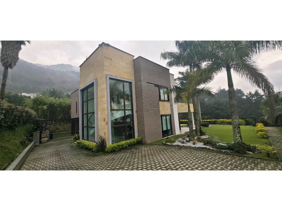 VENTA CASA DE LUJO AV PALMAS PISCINA CANCHA VISTA A MEDELLIN $11MM