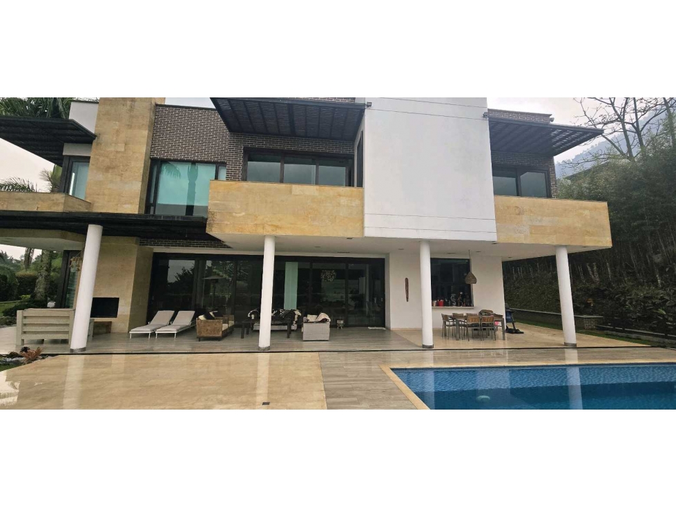 VENTA CASA DE LUJO AV PALMAS PISCINA CANCHA VISTA A MEDELLIN $11MM — foto 3