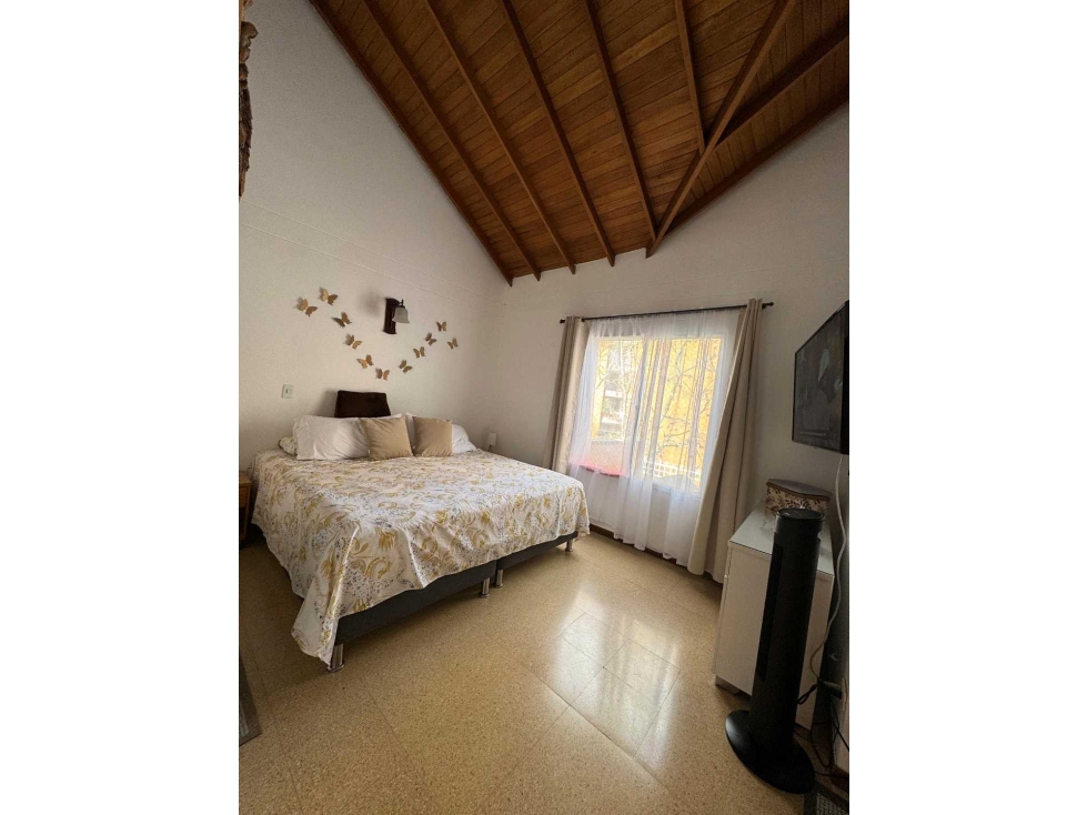 Venta casa de tres niveles sector loma de los Bernal — foto 4