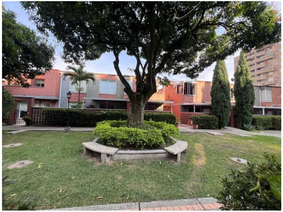Venta Casa DESOCUPADA El Poblado Castropol UNIDAD CERRADA. 2 Niveles