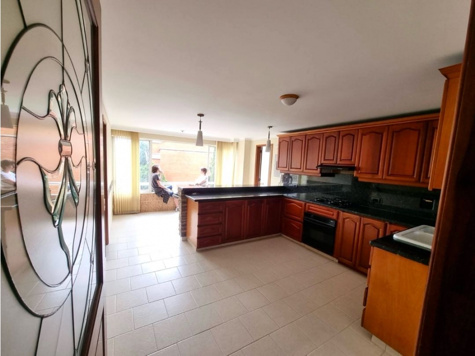 Venta casa dos niveles con zona verde. El Poblado. U. con piscina. — foto 5