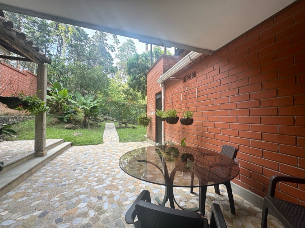 Venta casa con zona verde. El Poblado, Cola del Zorro. Unidad cerrada.