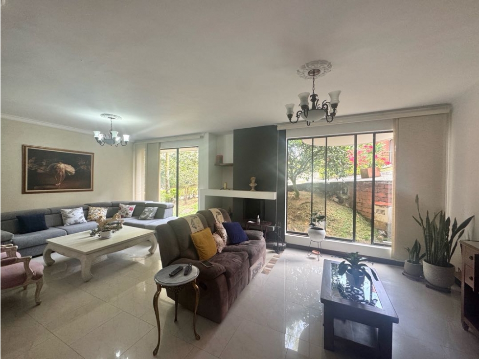 Venta casa con zona verde. El Poblado, Cola del Zorro. Unidad cerrada. — foto 2