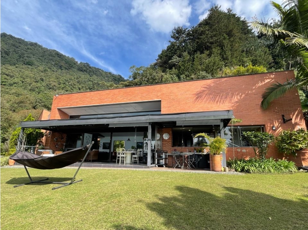 Venta Casa en la Av Las Palmas,Vista a la Ciudad Medellin