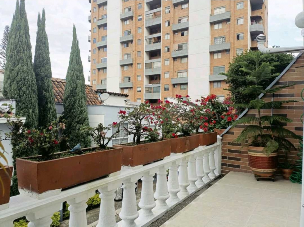VENTA CASA EN LA LOMA DE LOS BERNAL - MEDELLIN