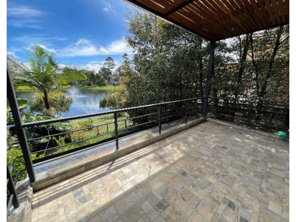 Venta casa en Llanogrande de 3 niveles con acceso directo al lago — foto 2