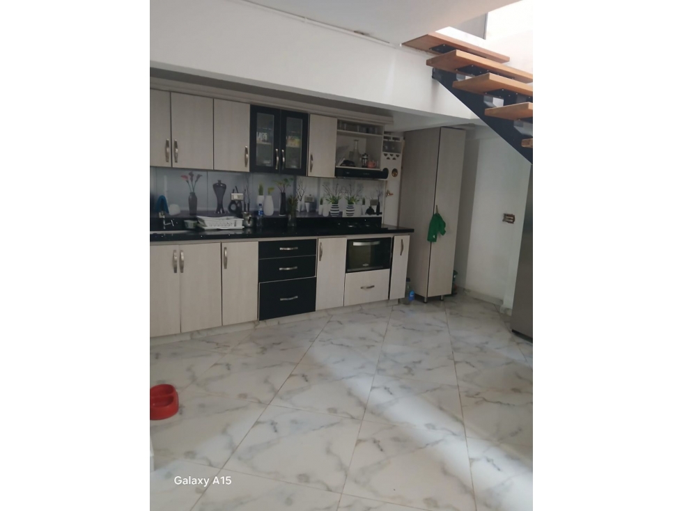 Venta CASA en VENECIA- 2do y 3r piso
Con precio de OPORTUNIDAD - 3
