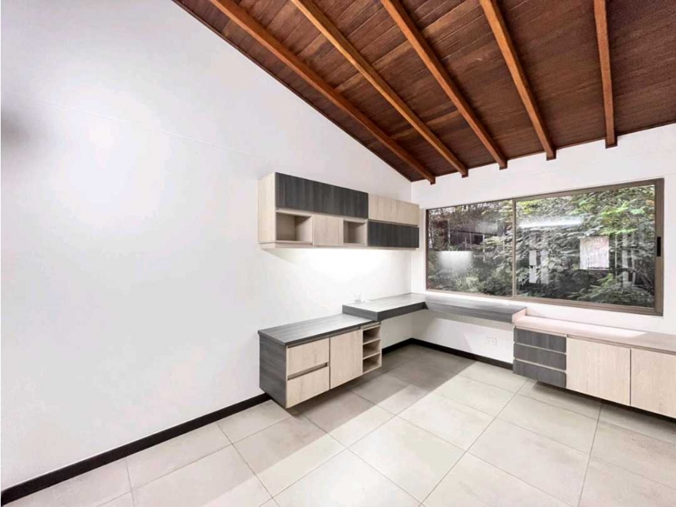 Venta casa Envigado Benedictinos hermosa reformada 2 niveles — foto 3