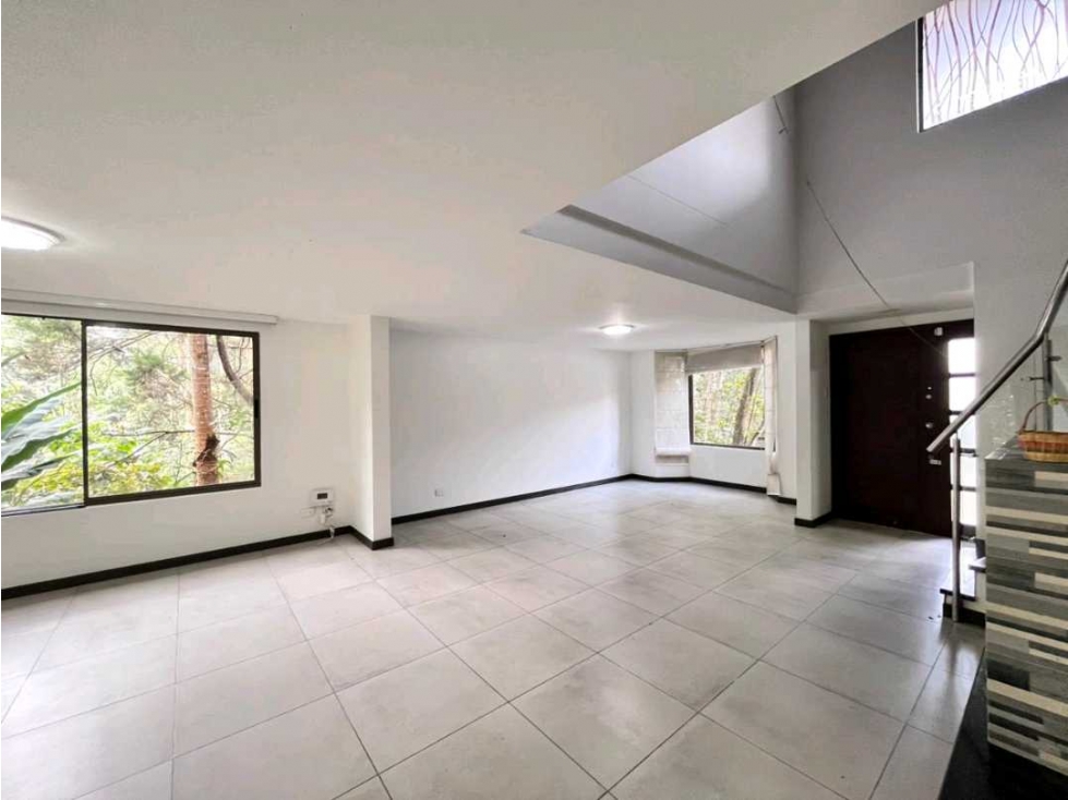 Venta casa Envigado Benedictinos hermosa reformada 2 niveles — foto 4