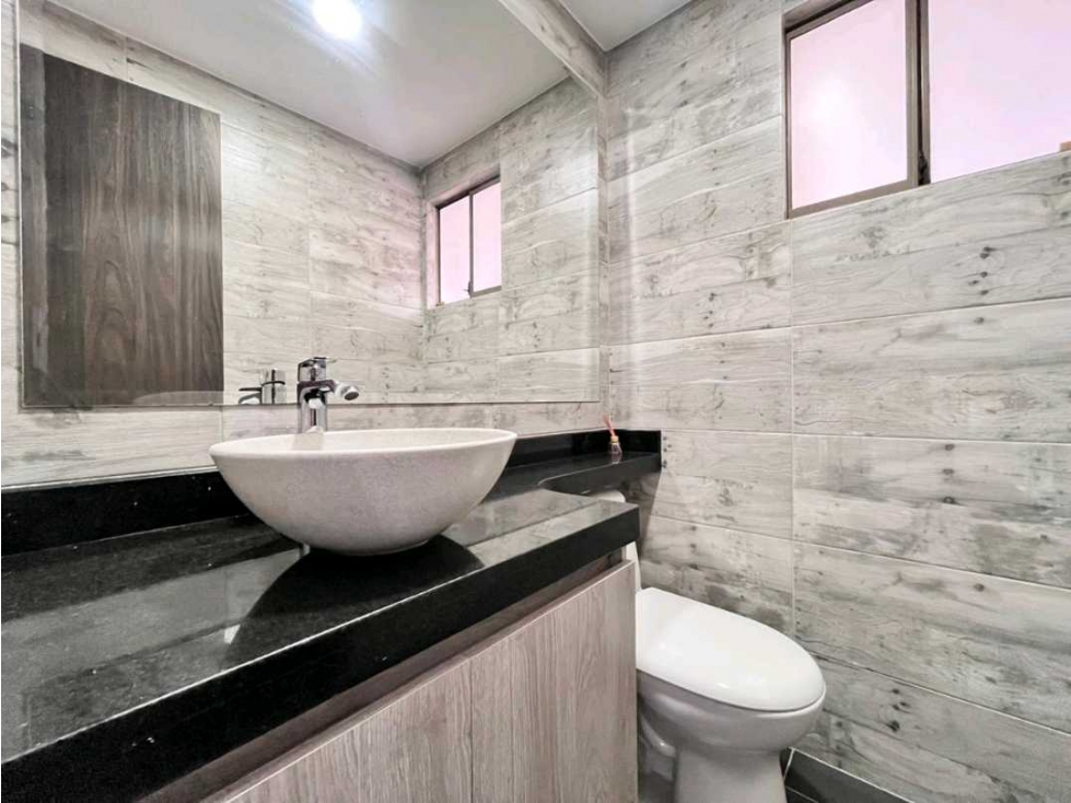 Venta casa Envigado Benedictinos hermosa reformada 2 niveles — foto 5