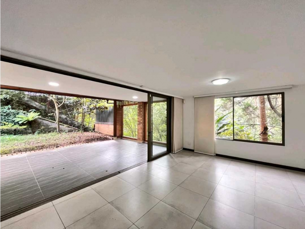 Venta casa Envigado Benedictinos,4 alcobas,5 baños,piscina.