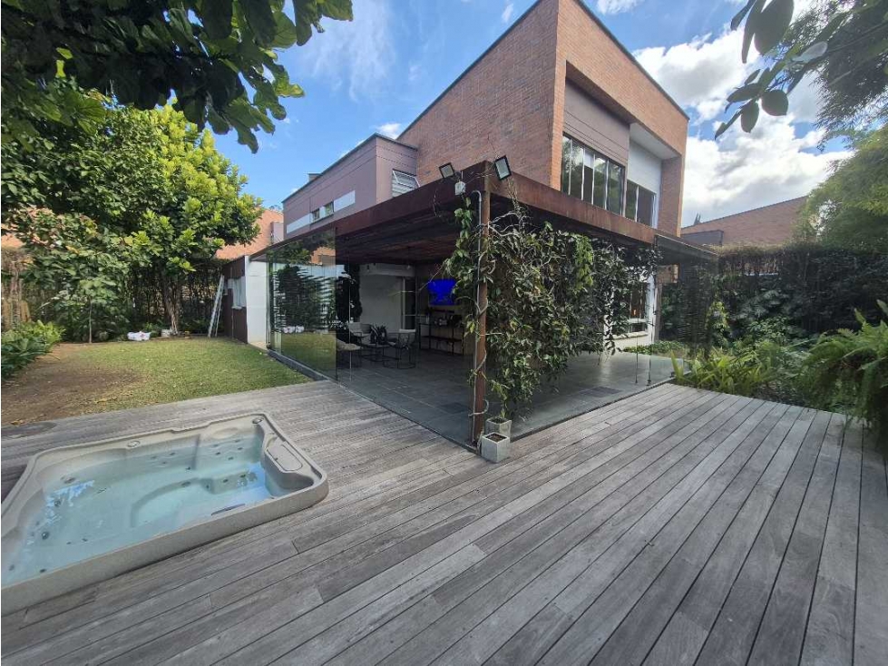 VENTA CASA ENVIGADO ESCOBERO CON JACUZZI Y JARDÍN