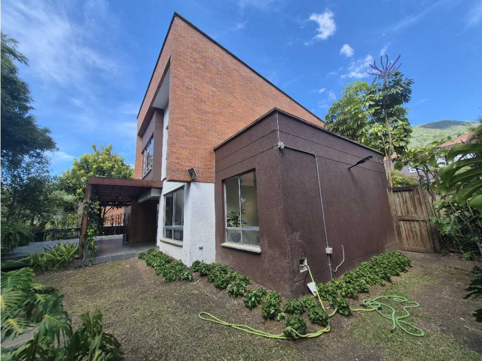 VENTA CASA ENVIGADO ESCOBERO CON JACUZZI Y JARDÍN — foto 2