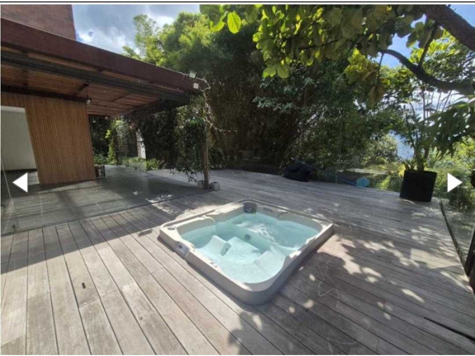 VENTA CASA ENVIGADO ESCOBERO CON JACUZZI Y JARDÍN