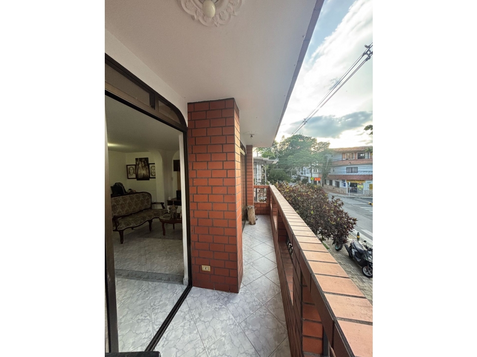 Venta Casa Envigado independiente en segundo piso 5 habitaciones patio — foto 2