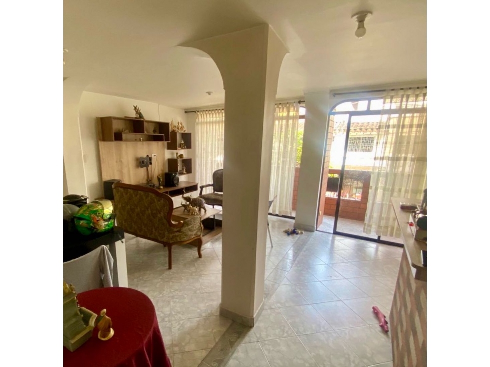 Venta Casa Envigado independiente en segundo piso 5 habitaciones patio