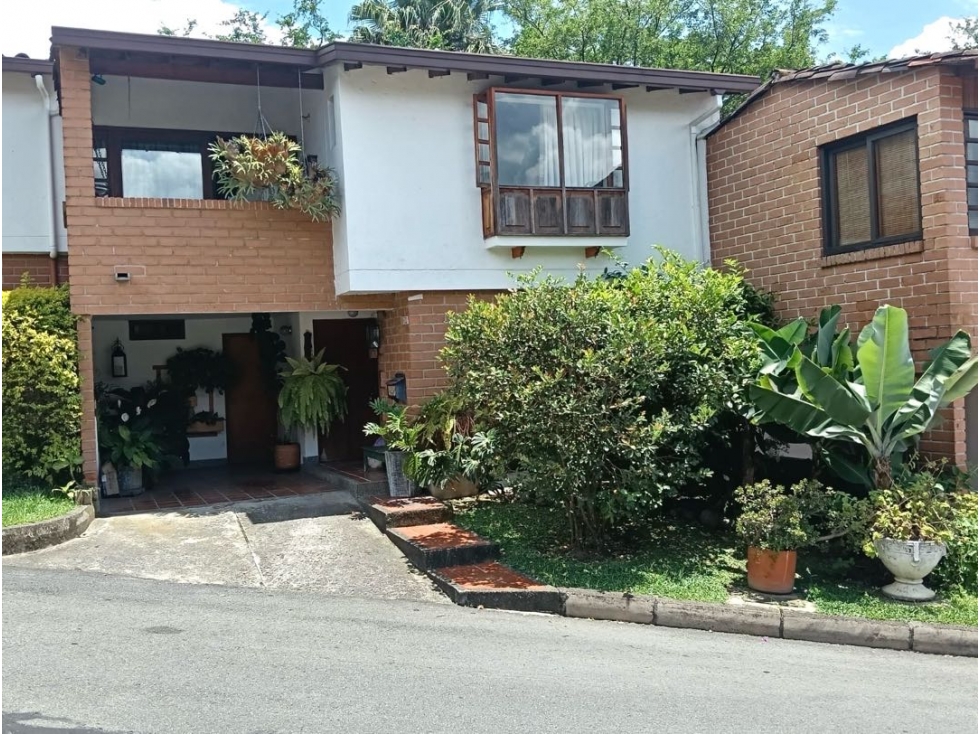 Venta casa con patio y balcón. Envigado. Unidad completa. - 2