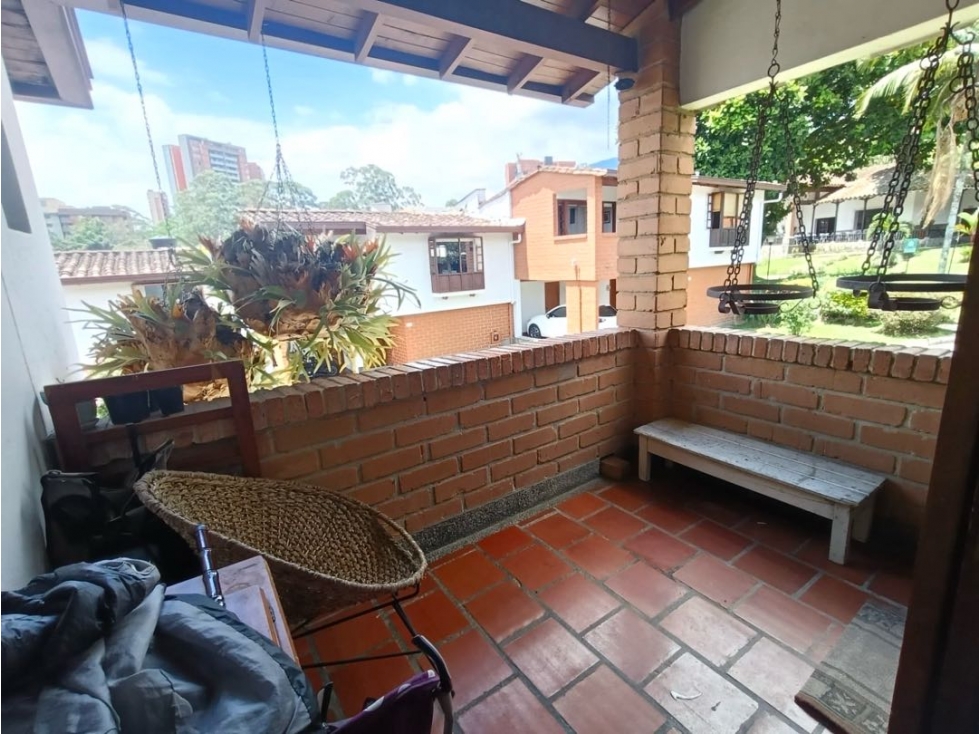 Venta casa con patio y balcón. Envigado. Unidad completa. - 1