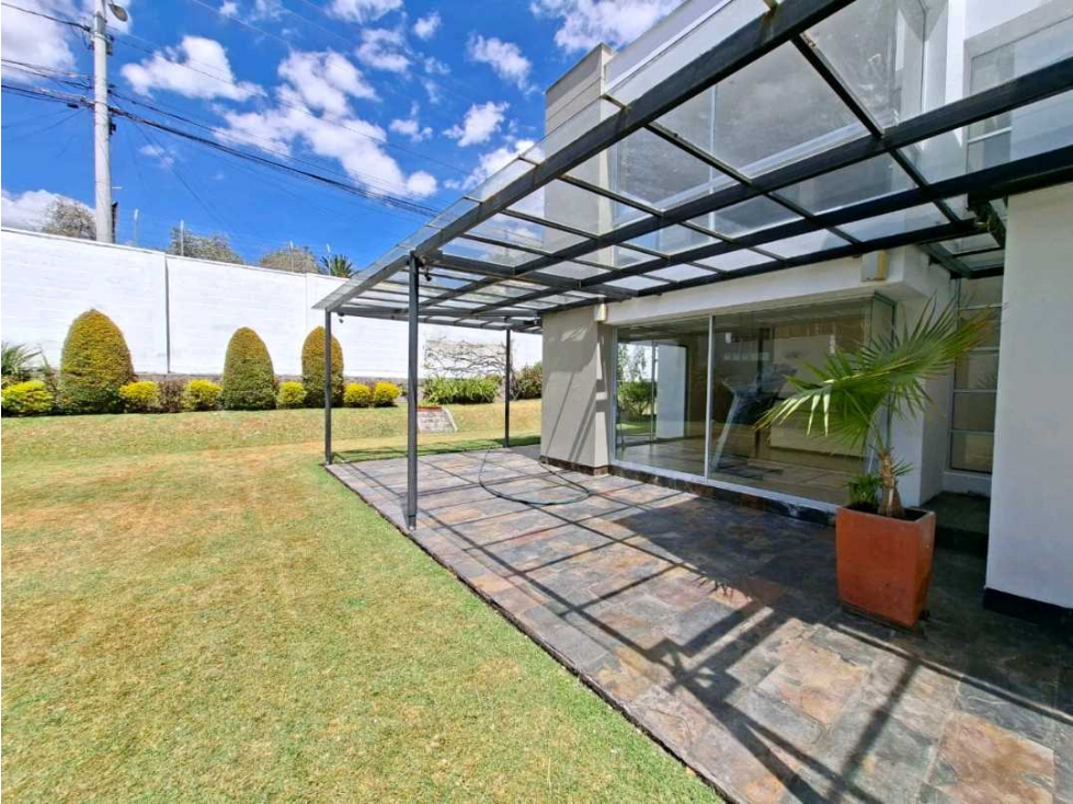 VENTA CASA ESQUINERA, AMPLIO JARDIN, 4 PARQUEOS, CONJUNTO LUMBISÍ