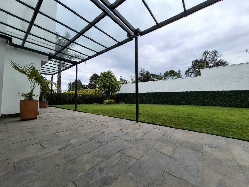 VENTA CASA ESQUINERA, AMPLIO JARDIN, PARQUEOS, CONJUNTO LUMBISÍ