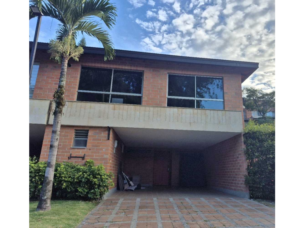 Venta casa esquinera en Envigado, unidad completa