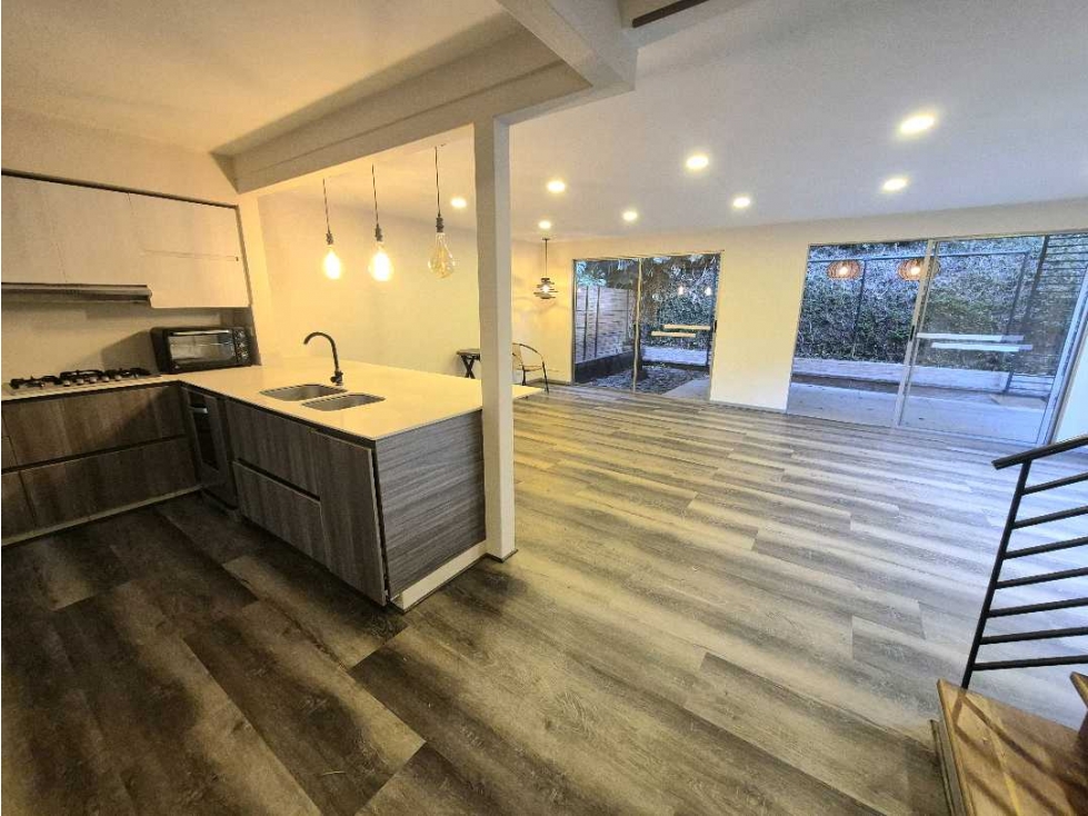 Venta casa esquinera en Envigado, unidad completa — foto 2