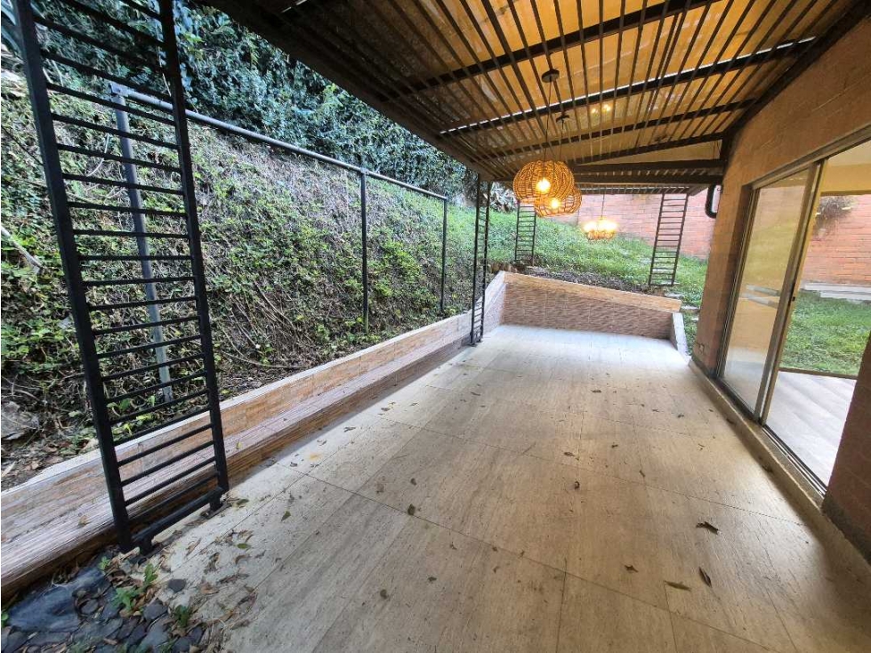 Venta casa esquinera en Envigado, unidad completa — foto 4