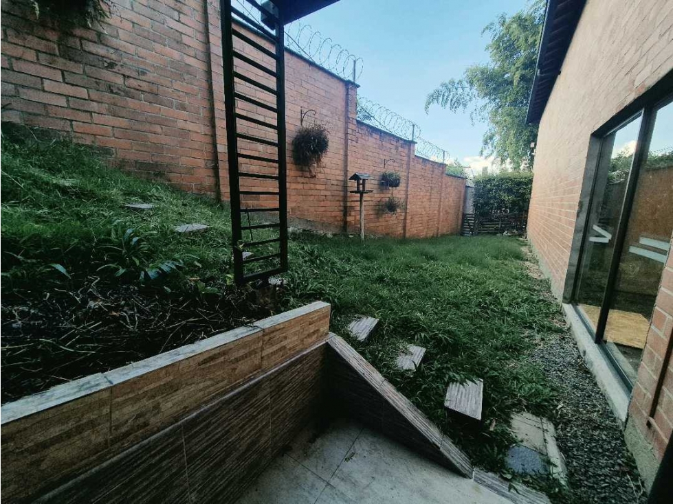 Venta casa esquinera en Envigado, unidad completa — foto 6