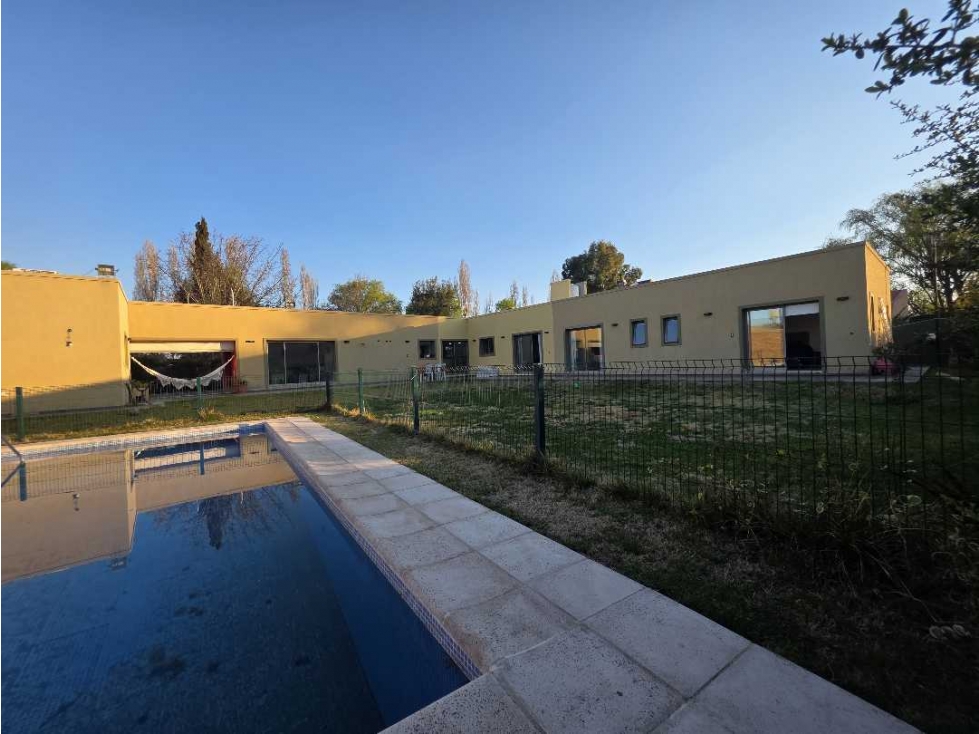 VENTA CASA FAMILIAR 5 DORMITORIOS ALTE BROWN VISTALBA LUJAN