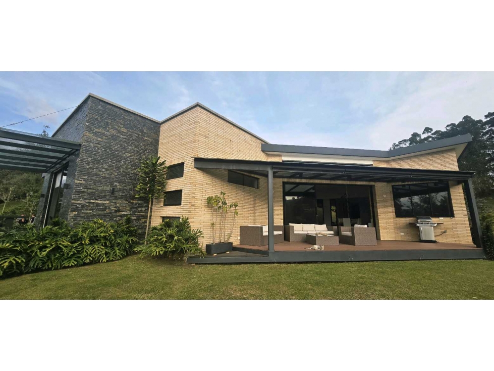 VENTA CASA MODERNA DE LUJO EL RETIRO PANTANILLO