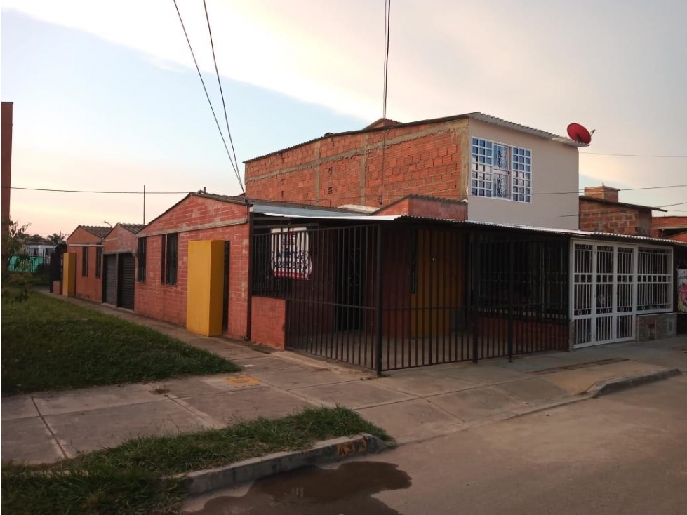 Casa Esquinera en Parques de Castilla con Local Comercial Inversión