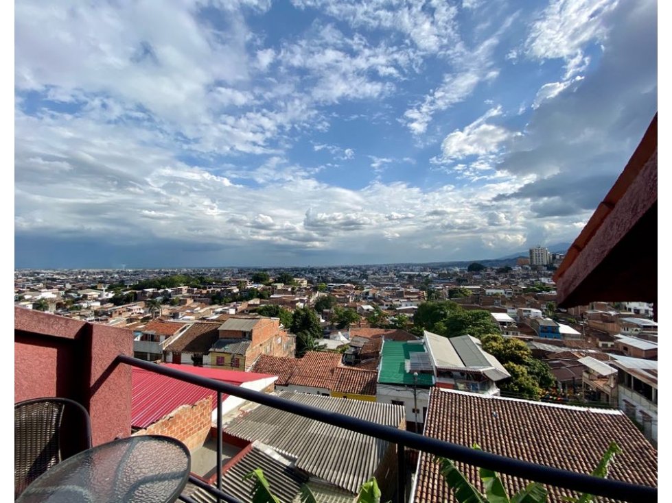 Venta Casa San Antonio con 3 apartamentos y local comercial - 2