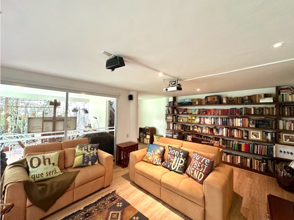 VENTA CASA SAN LUCAS 3 NIVELES PARA REMODELAR