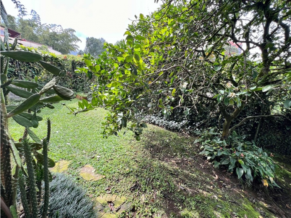Venta Casa San Lucas Medellín 193 Mts2 colegio Montessori SILENCIOSA