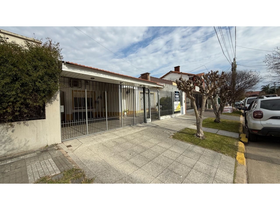 VENTA CASA SOBRE LOTE DE 275m2 c PISCINA EN BANFIELD LOMAS DEL ZAMORA - 1