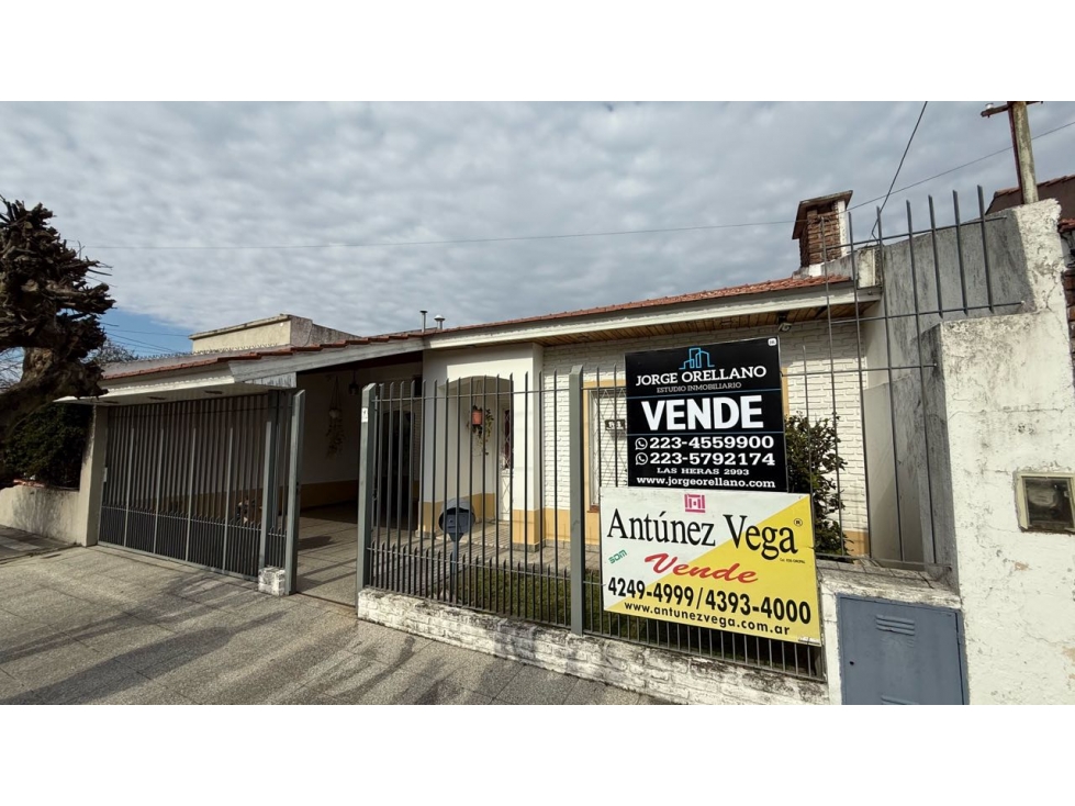 VENTA CASA SOBRE LOTE DE 275m2 c PISCINA EN BANFIELD LOMAS DEL ZAMORA - 2