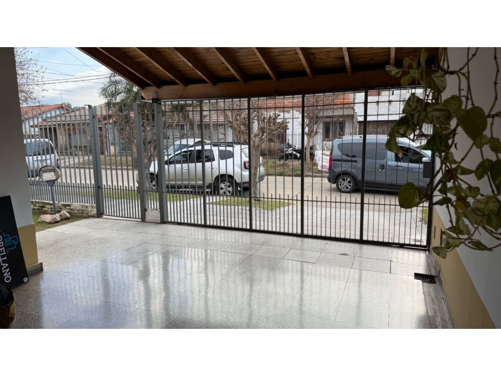 VENTA CASA SOBRE LOTE DE 275m2 c PISCINA EN BANFIELD LOMAS DEL ZAMORA - 3